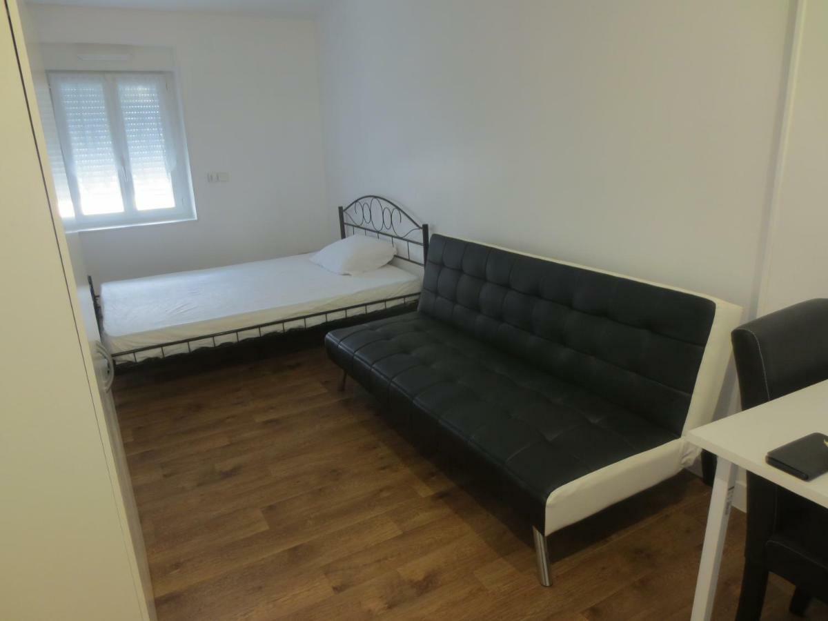 Appartements Et Studios Meubles Au Centre Ville D'Ouzouer Sur Loire מראה חיצוני תמונה